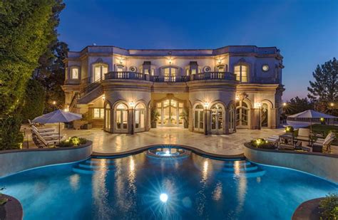 Canada luxury real estate listings for sale by Mansion Global. View luxury property information and photos, while filtering for your perfect home.